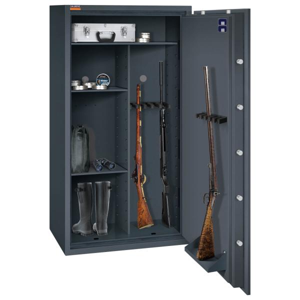 Ein graphitgrauer Waffenschrank mit sichtbarer Türverriegelung. Im Innenraum befinden sich Drei Langwaffen, Gummistiefel, ein Aktenkoffer und Patronenverpackungen. Der Schrank befindet sich vor einem weißen Hintergrund.
